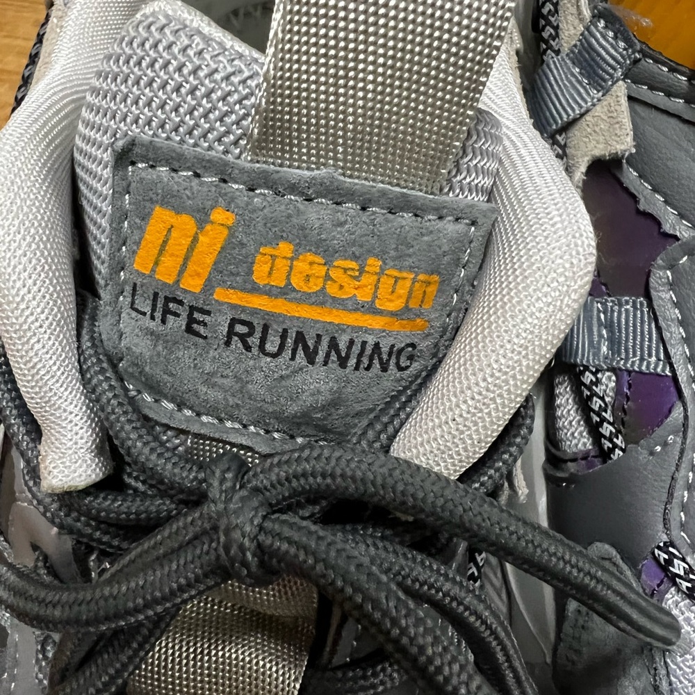 Gray ni Design running shoe